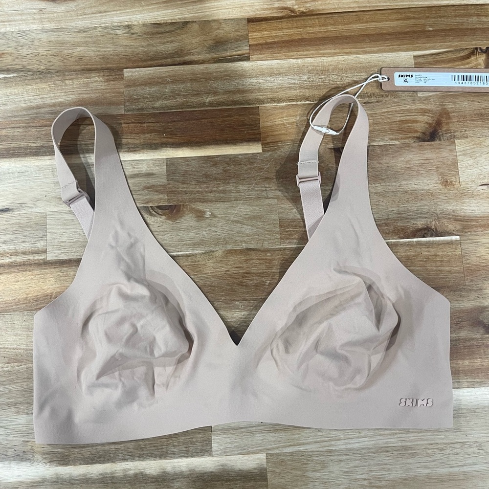Skims Kim Kardashian Women’s Plunge Bra XS. Taga taken off but only worn once